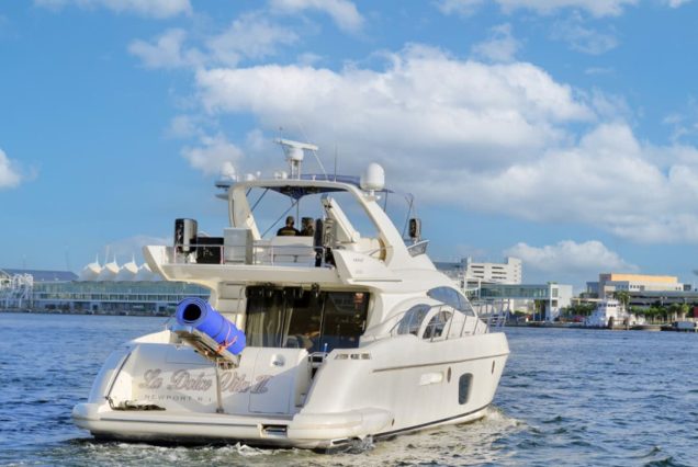 La Dolce Vita 70ft Azimut swim platform with easy access to the water