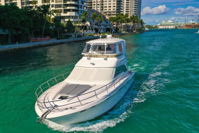 MISTRESS 55ft Sea Ray Yacht bow sunbed perfect for sunbathing and relaxation
