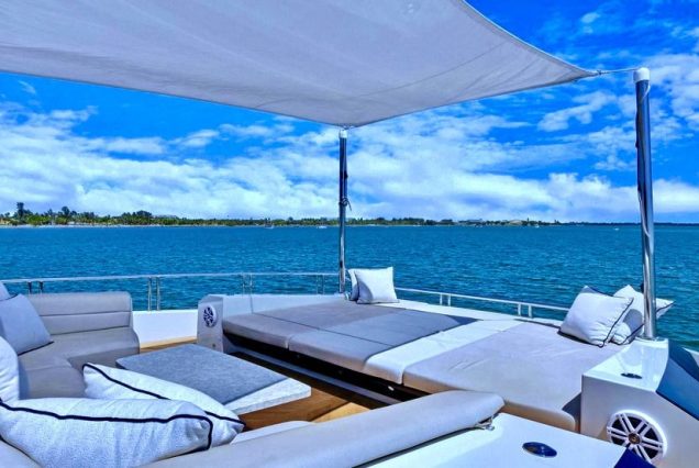 VIP 95ft Ocean Alexander Yacht With Jacuzzi panoramic top deck with stunning ocean and skyline views