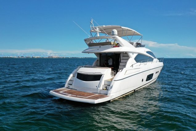 70ft Sunseeker Playhouse swim platform with easy access to the water