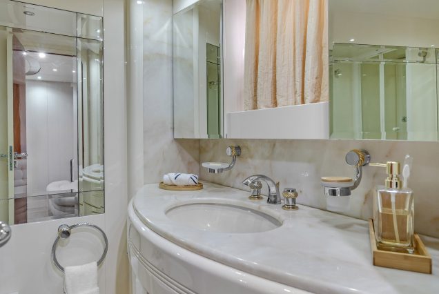 90ft Azimut Dream With Jacuzzi washroom Miami Marina