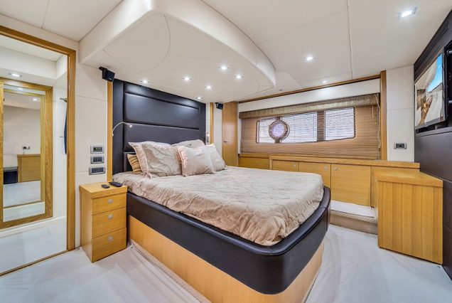 70ft Sunseeker Playhouse master suite with private bathroom and stylish interior