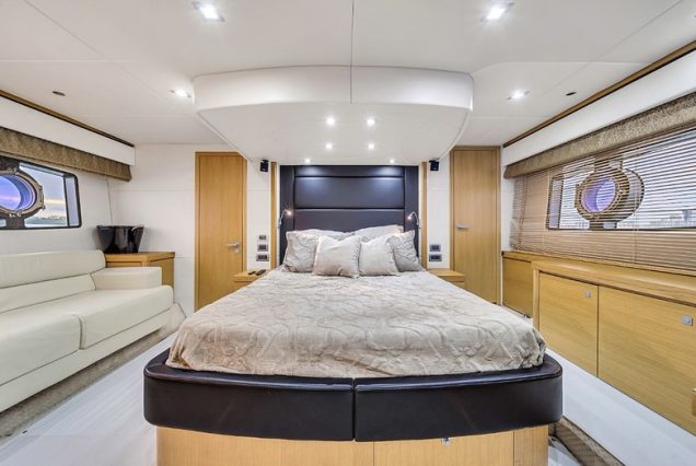 70ft Sunseeker Playhouse master suite with private bathroom and stylish interior