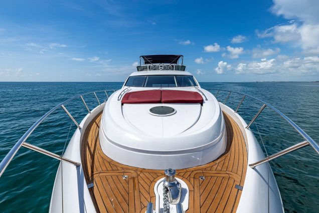 80ft Sunseeker Manhattan SlipTease spacious sunbed area perfect for sunbathing and relaxation
