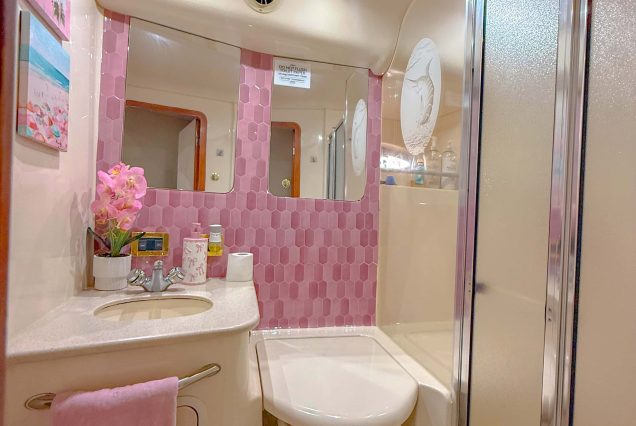 50ft Sea Ray Sedan Coast to Coast Miami clean and modern washroom with premium fittings