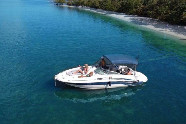 26FT Sea Ray Sundeck Miami wraparound seating perfect for family and friends