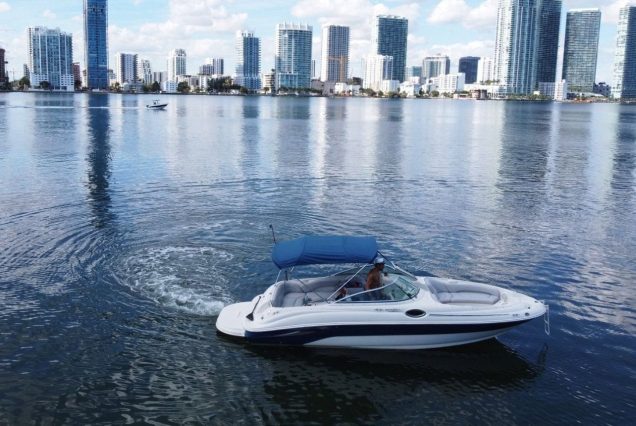 26FT Sea Ray Sundeck Miami wraparound seating perfect for family and friends