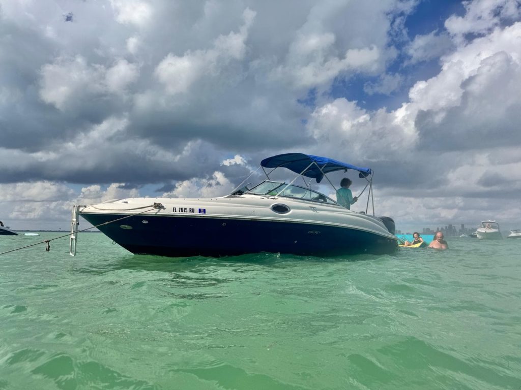 26FT Sea Ray Sundeck Miami wraparound seating perfect for family and friends