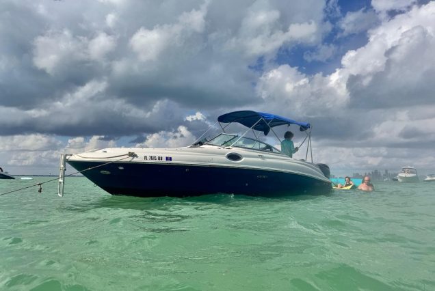 26FT Sea Ray Sundeck Miami wraparound seating perfect for family and friends
