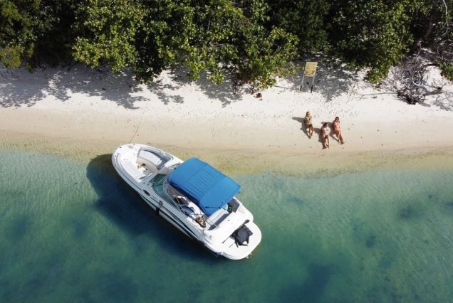 26FT Sea Ray Sundeck Miami wraparound seating perfect for family and friends