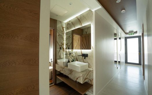 100ft Luxurious houseboat