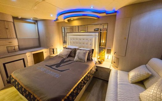 88ft Fairline with Jacuzzi