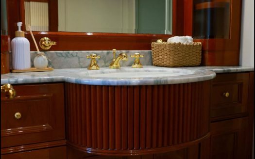 Luxury 115ft Benetti with Jacuzzi